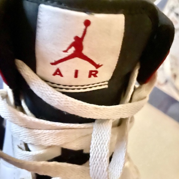 Air Jordan 1 Mid GS 'Chicago - Picture 3 of 3